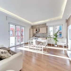 casa-in-centro-al-mare-con-balcone.hotelitalianriviera.com/